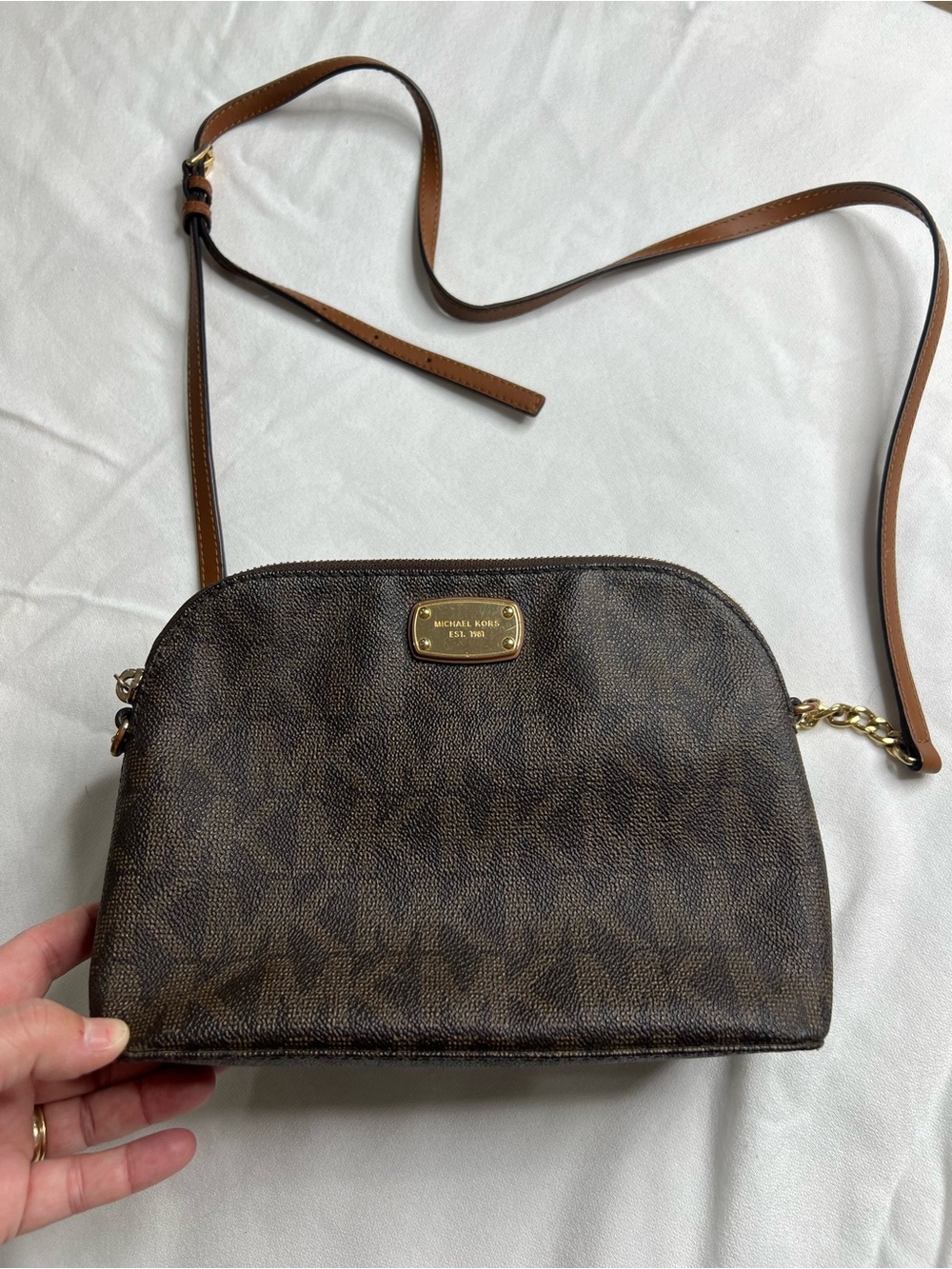 Michael Kors Cindy Signature
Logo Dome Crossbody Bag